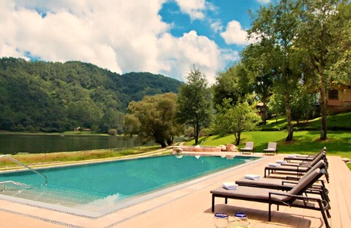 Mascota Cabin | Romantic Lakeside 1 Bedroom Cabin