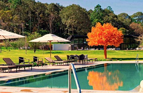 Mascota Cabin | Romantic Lakeside 1 Bedroom Cabin