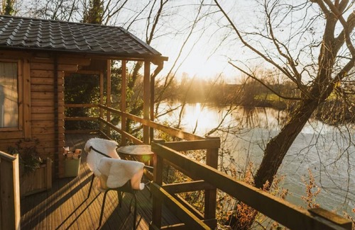 Arnold Cabin | Romantic Lakeside Lodge with Hot Tub at Kingfisher Lakes Glamping