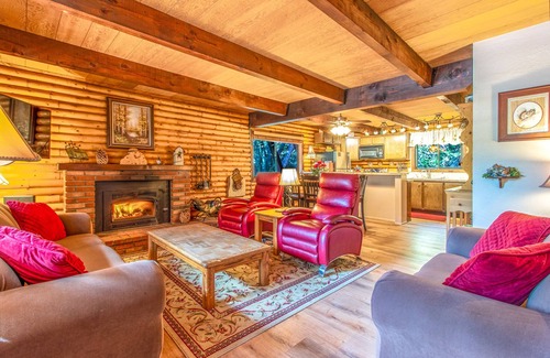Idyllwild Cabin | ROMANTIC LOG CABIN ~ Quiet, Clean, Cozy ~Walk to Trails, 3 Min to Town!