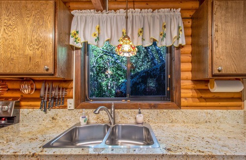 Idyllwild Cabin | ROMANTIC LOG CABIN ~ Quiet, Clean, Cozy ~Walk to Trails, 3 Min to Town!