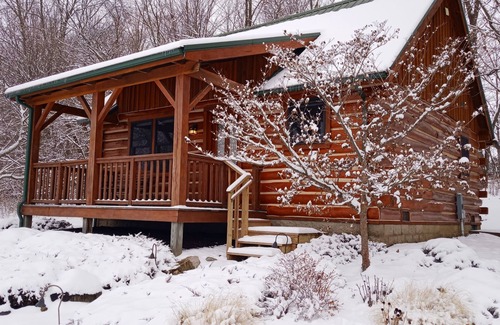 Stockwell Cabin | Romantic log cabin getaway--45 min NW of Indianapolis