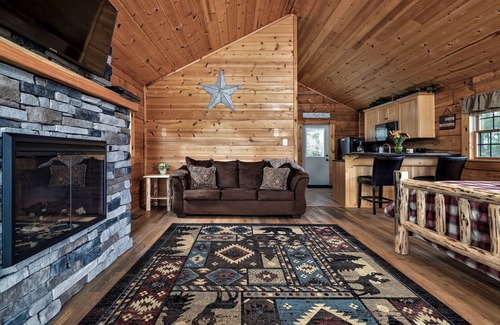 Stanley Cabin | Romantic LURAY Mountain Log Cabin #4 Couples Hot Tub Stone Fireplace Mtn Views