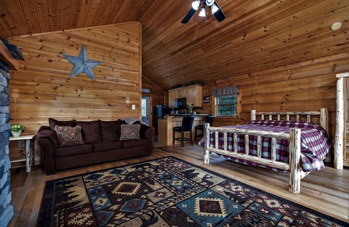 Stanley Cabin | Romantic LURAY Mountain Log Cabin #4 Couples Hot Tub Stone Fireplace Mtn Views