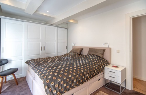 Burgwallen Nieuwe Zijde Apartment | Romantic, luxurious monumental canal apartment. In city center. Walk everywhere.