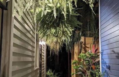 Faubourg Lafayette Apartment | Romantic Luxury Artist Cottage Near French Quarter