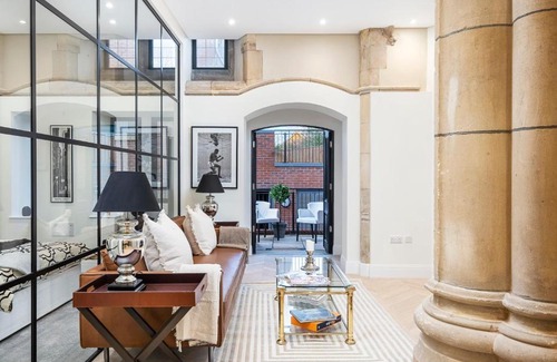 North Finchley Apartment | Romantic luxury Church getaway - with Boutique D&M Serviced Accommodation