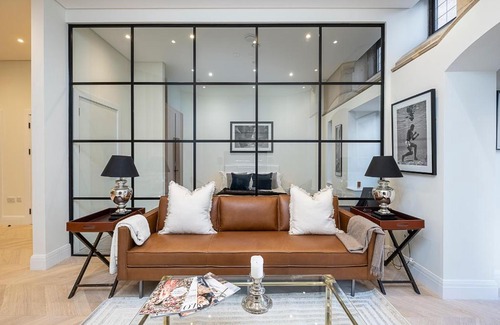 North Finchley Apartment | Romantic luxury Church getaway - with Boutique D&M Serviced Accommodation