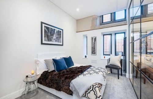 North Finchley Apartment | Romantic luxury Church getaway - with Boutique D&M Serviced Accommodation
