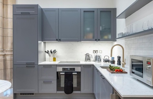 North Finchley Apartment | Romantic luxury Church getaway - with Boutique D&M Serviced Accommodation