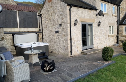 Carsington Cottage | Romantic luxury country cottage w/hot tub