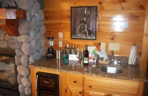 Gatlinburg - Pigeon Forge Cabin | Romantic Luxury Getaway,Breathtaking View,Free HS WiFi,Htub,Xm,Smart Home Theatr