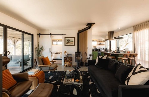 Pioneertown House | Romantic, Luxury Off-Grid Pioneertown Escape with Hot Tub · The Glass Cabin
