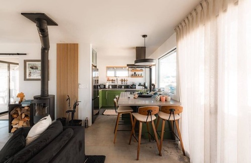 Pioneertown House | Romantic, Luxury Off-Grid Pioneertown Escape with Hot Tub · The Glass Cabin