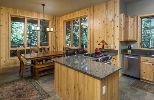 Bend Cabin | Romantic Luxury on Private Lake w/Hot Tub & Amazing Views