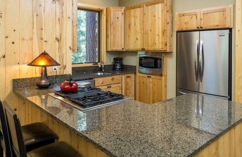 Bend Cabin | Romantic Luxury on Private Lake w/Hot Tub & Amazing Views