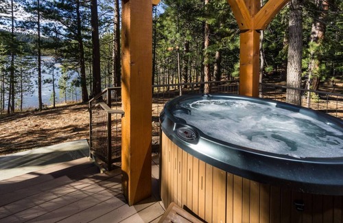 Bend Cabin | Romantic Luxury on Private Lake w/Hot Tub & Amazing Views