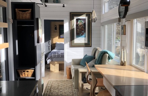 Hope House | Romantic, luxury tiny house in the mountains, 2 mins to Kawkawa Lake.