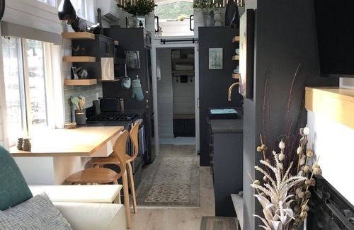 Hope House | Romantic, luxury tiny house in the mountains, 2 mins to Kawkawa Lake.