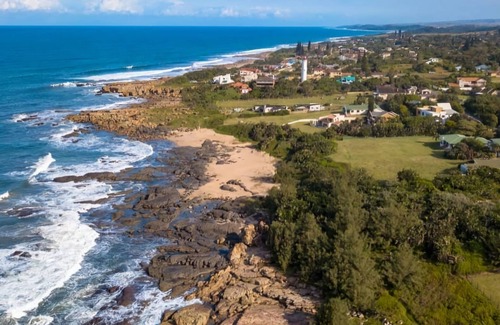 Port Edward Apartment | Romantic Massive room/studio 5 min walk to the beach!