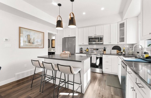 Okanagan-Similkameen House | Romantic Modern 3 Bedroom Home Close To Beach & Shops