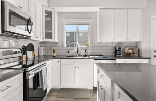 Okanagan-Similkameen House | Romantic Modern 3 Bedroom Home Close To Beach & Shops
