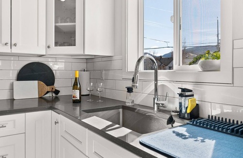 Okanagan-Similkameen House | Romantic Modern 3 Bedroom Home Close To Beach & Shops