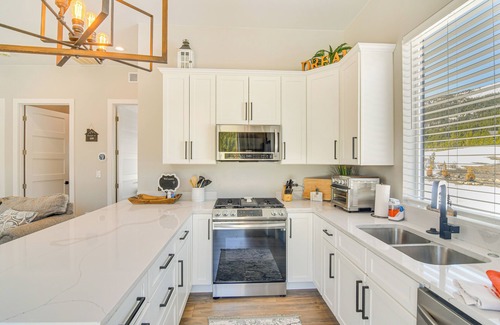 Saint Mary's Cottage | Romantic Mountain Retreat w/Scenic Views!
