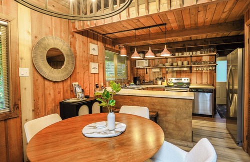Glacier House | Romantic Mt Baker Cabin with a touch of Rustic Charm! Woodstove, Hot Tub, Pet friendly