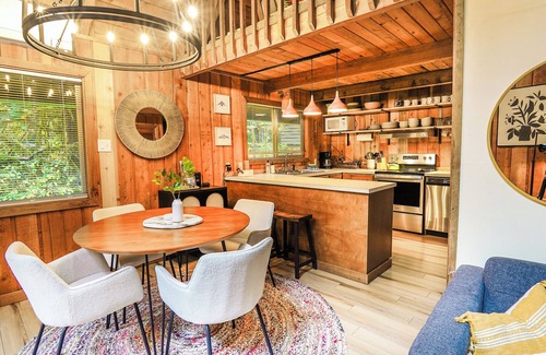 Glacier House | Romantic Mt Baker Cabin with a touch of Rustic Charm! Woodstove, Hot Tub, Pet friendly