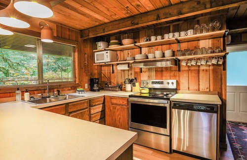Glacier House | Romantic Mt Baker Cabin with a touch of Rustic Charm! Woodstove, Hot Tub, Pet friendly