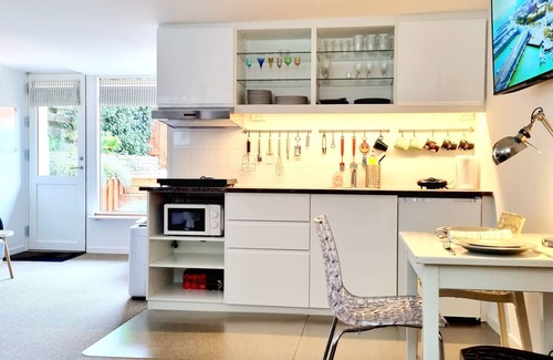 Tarnby Kommune Apartment | Romantic Neptun Studio-apartment with canopy-bed and green terrace.