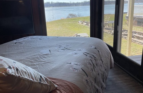Grand Island Bed & Breakfast | Romantic New Renovated Suite On Niagara River