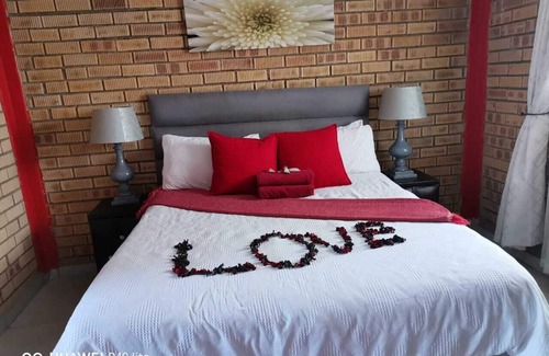 Mabopane Cabin | Romantic night at Makanyaneng Guest lodge