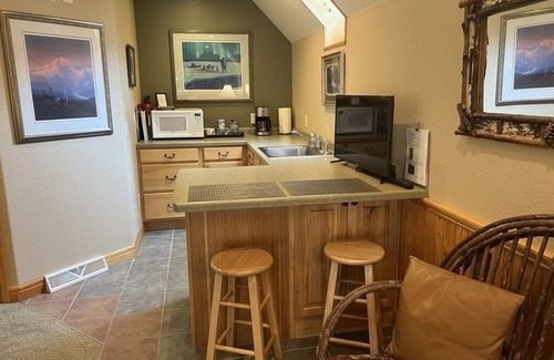 Tomahawk Apartment | Romantic Northwoods Private Lakeside Suite On Deer Lake in Northern Wisconsin
