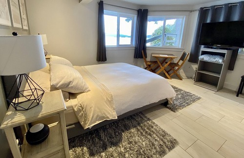 Chemainus Apartment | Romantic ocean front studio with hot tub and fire pit