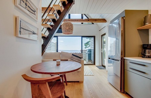 LaHave Cabin | Romantic Oceanfront Retreat - Hot tub