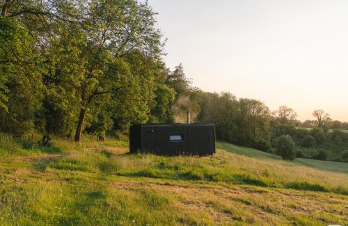 Dowdeswell Apartment | Romantic Off-Grid Cabin Views of Cotswolds