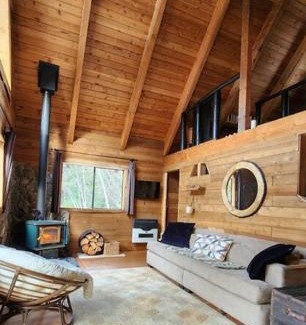 D'Arcy Ski Chalet | Romantic Off-Grid Cabin by Glacier lake