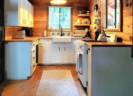 D'Arcy Ski Chalet | Romantic Off-Grid Cabin by Glacier lake
