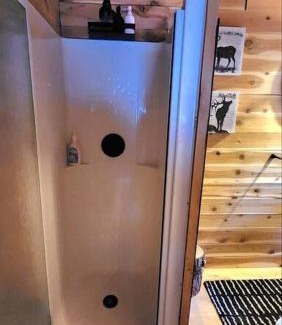 D'Arcy Ski Chalet | Romantic Off-Grid Cabin by Glacier lake