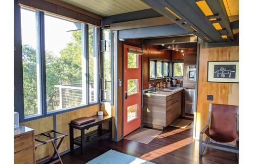 Santa Venetia Apartment | Romantic Onsen Retreat Mid-Century Suite, Pool, Views, Sauna!