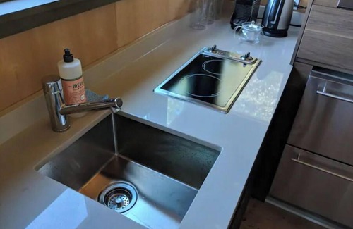 Santa Venetia Apartment | Romantic Onsen Retreat Mid-Century Suite, Pool, Views, Sauna!