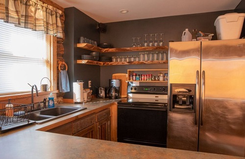 Livingston Cabin | ROMANTIC PARADISE Getaway Mountain Views & HOT TUB!
