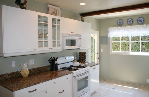 Oak Park House | Romantic, Pet Friendly Cottage, Downtown AC-Spa, King bd, private yard!