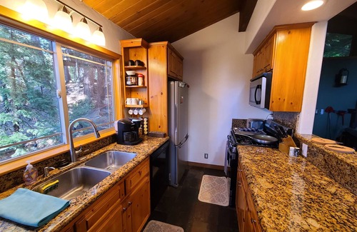 Crestline Cabin | Romantic, Pet-Friendly Cabin. 5-min walk to Lake. 2 BBQ + 2 Decks + Fire Pit/EV