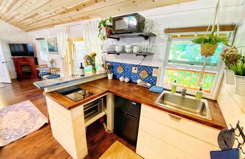 West Hazel Dell Cottage | Romantic, Pet friendly Hideaway minutes from downtown VAN, PDX & Portland