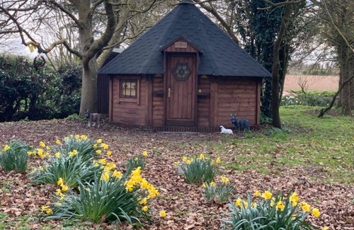 Irstead Apartment | Romantic Pixie Hut with Private Woodland