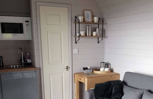 Margate Old Town Cabin | Romantic Pod, Sea view, King-size bed, Walk to the beach & harbour