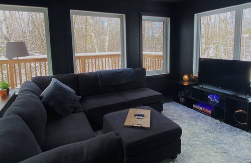 Lac du Bonnet Cabin | Romantic, Private Getaway, Tiny High-Rise cabin, Couples Retreat.